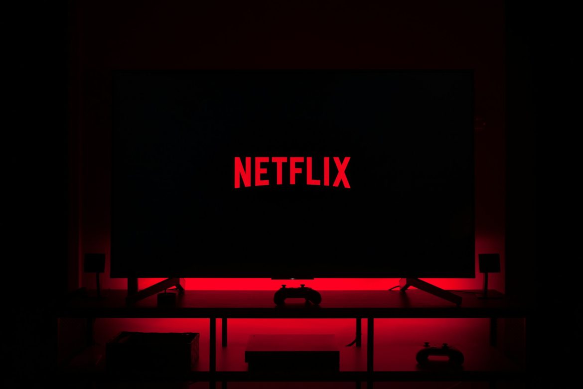 Netflix supera expectativas e eleva previsão de receita anual
