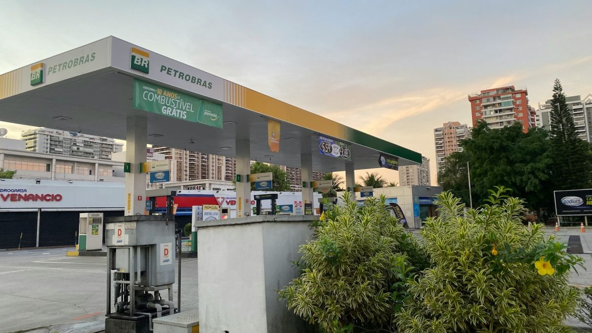 Petrobras ajusta estratégia: gasolina recua, mas querosene de aviação dispara