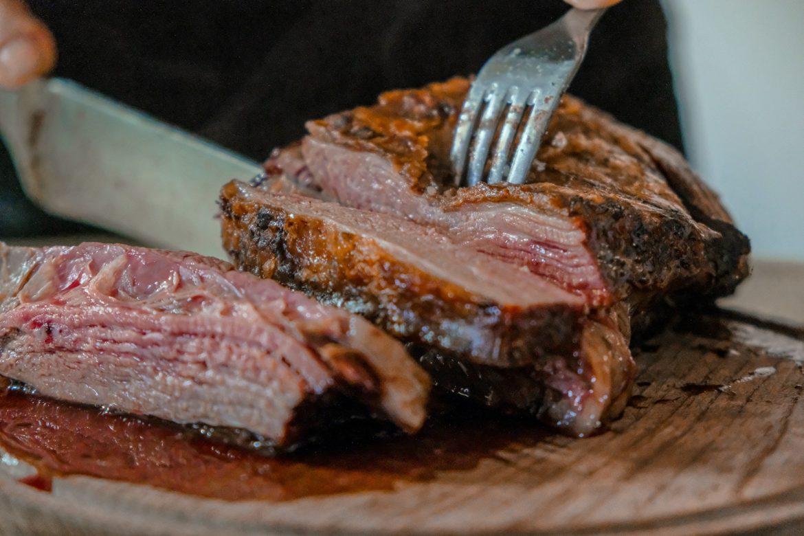 A Dinâmica Implacável da Carne: Do Pasto Seco nos EUA às Operações da Marfrig